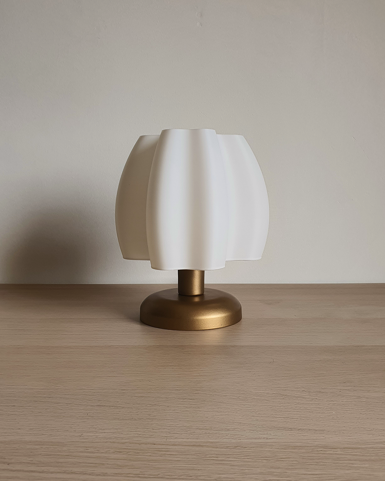 Compact online table lamp